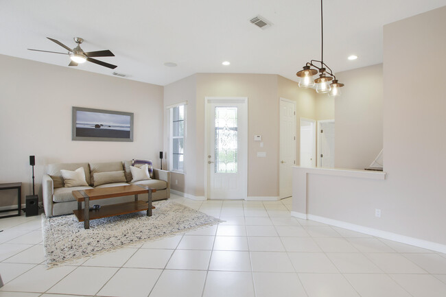 Building Photo - 834 SW Lake Charles Cir