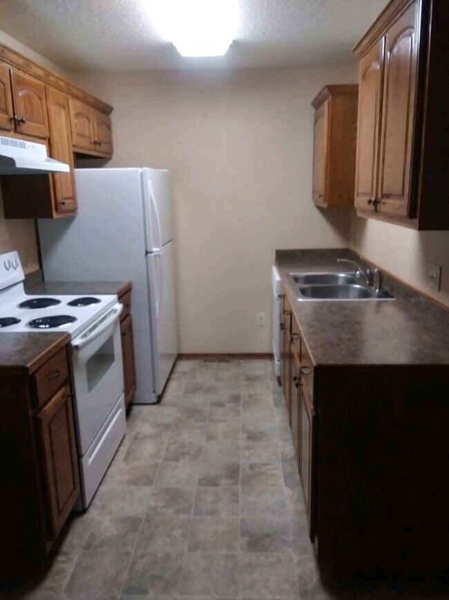 Building Photo - 3 Bedroom, 2 bath duplex.