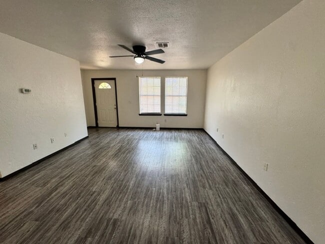 Building Photo - 2 bed duplex, all new flooring paint and appliances!
