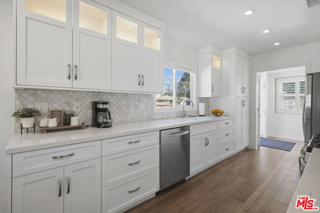 Foto del edificio - 4875 Bluebell Ave
