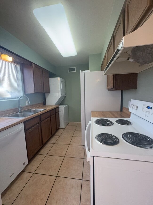 Photo - Available now! 2 Bedroom Condo!!!