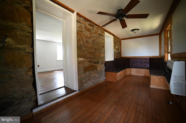 Building Photo - 473 Davis Rd