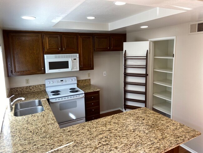 Foto del edificio - 1300 Stonewood Ct