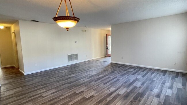 Foto del edificio - 1365 Epson Oaks Way