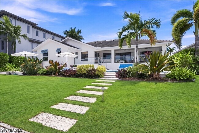 Foto del edificio - 383 Seabee Ave