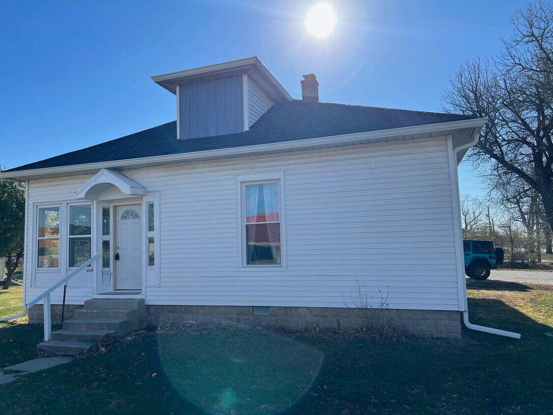 Primary Photo - 103 Main St
