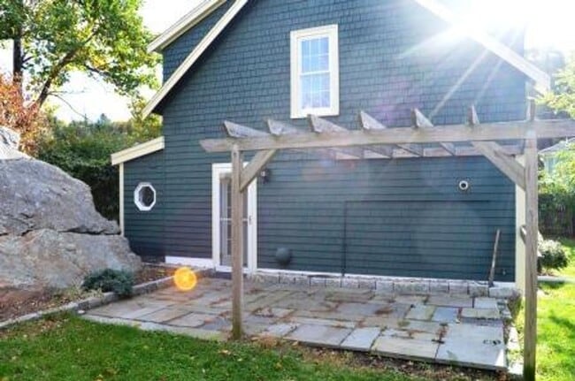 Building Photo - Winter Rental: Available Oct. 1-May 31 (Ut...
