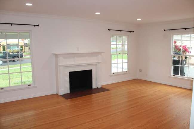 Building Photo - 530 E Grinnell Dr