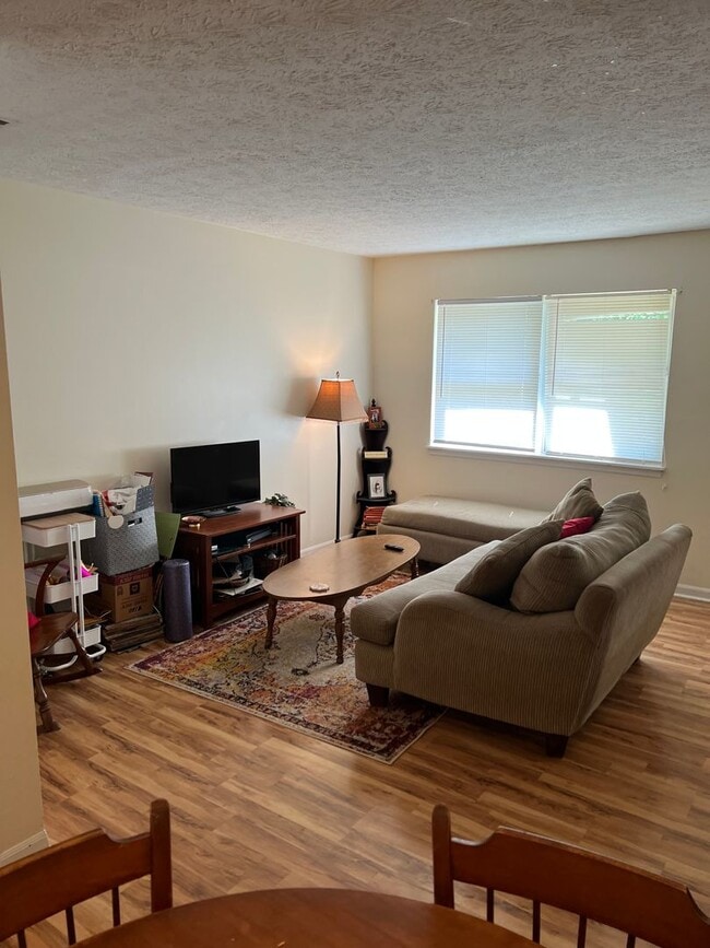 Building Photo - Cute Duplex in Residential Eastside Area