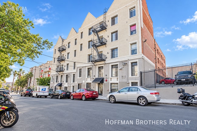 Building Photo - 425 S Grand View St