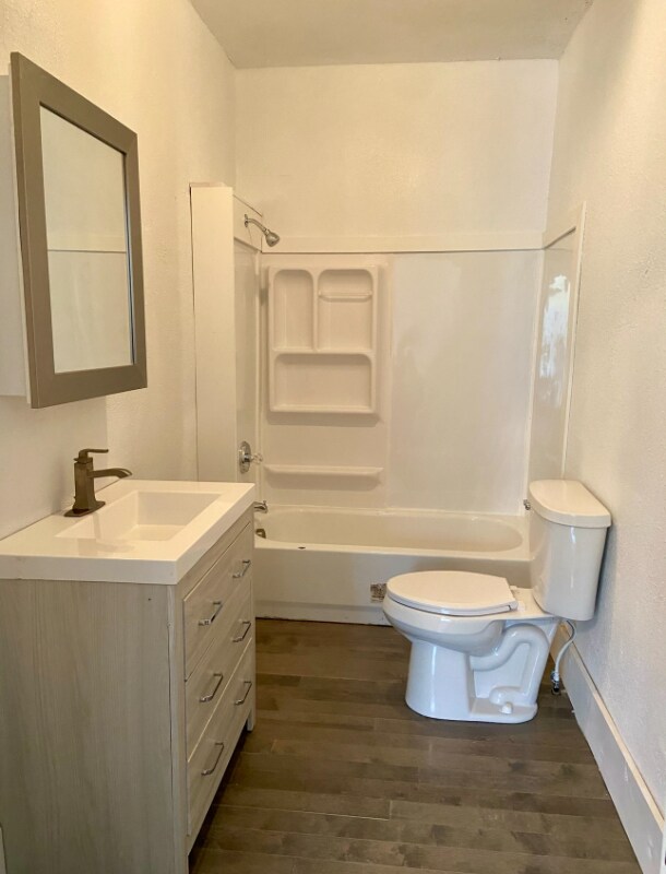 Building Photo - 405 Bowery St