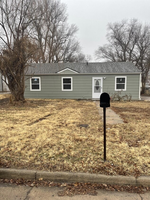 1309 E Charleston Dr Unit , Park City, KS 67219 Room for Rent in