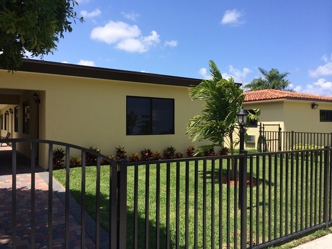 Building Photo - 801 NE 10th St