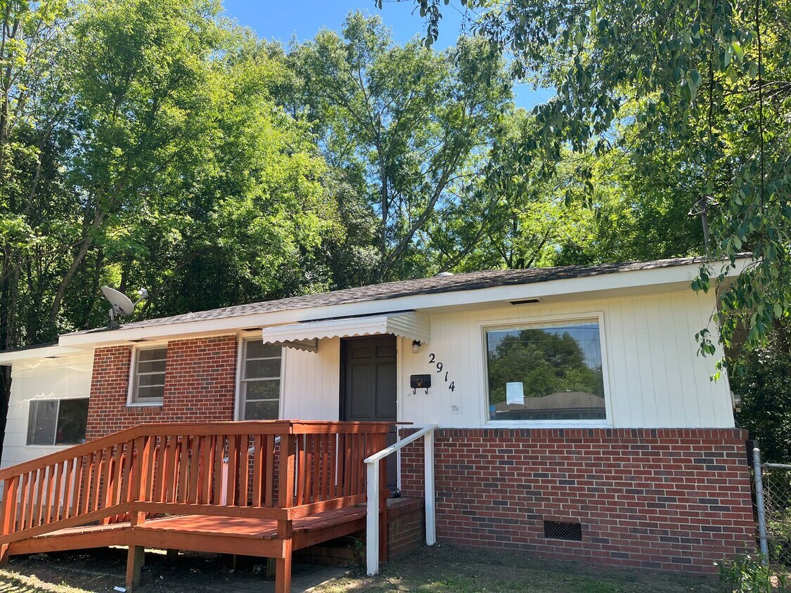 Primary Photo - ***3 Bedroom / 1 Bathroom House for Rent i...