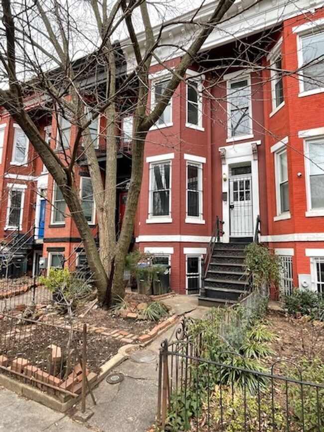 Building Photo - Large 3 bedroom in Old City!