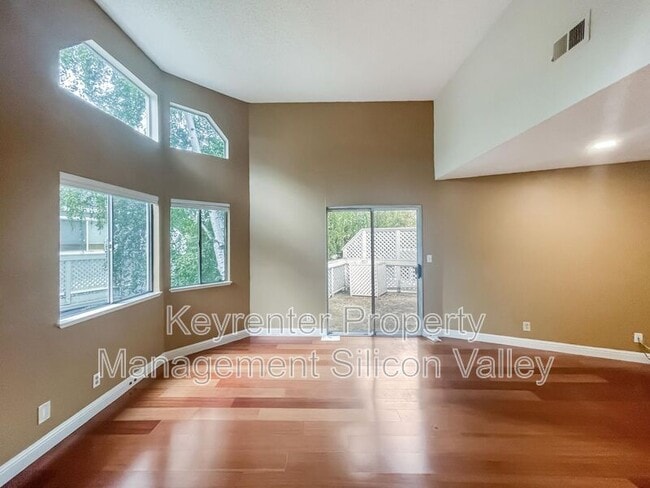 Foto del edificio - 4870 Lakebird Pl