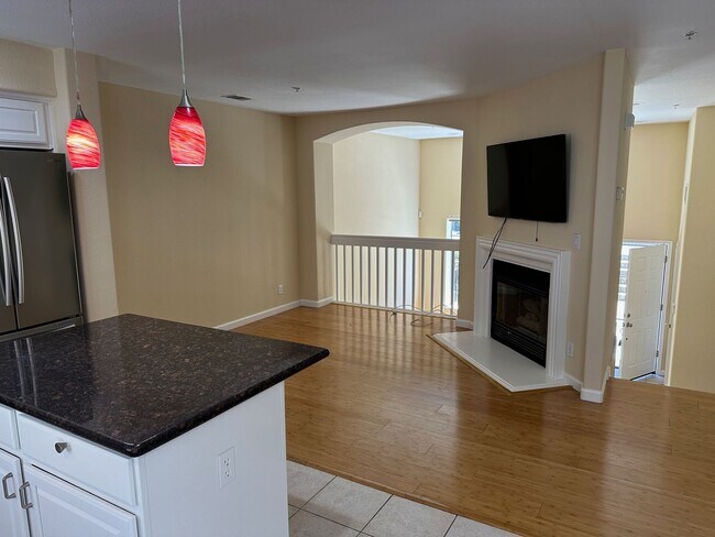 Building Photo - Fresh and Bright 3 Bed 2.5 Bath Evergreen ...