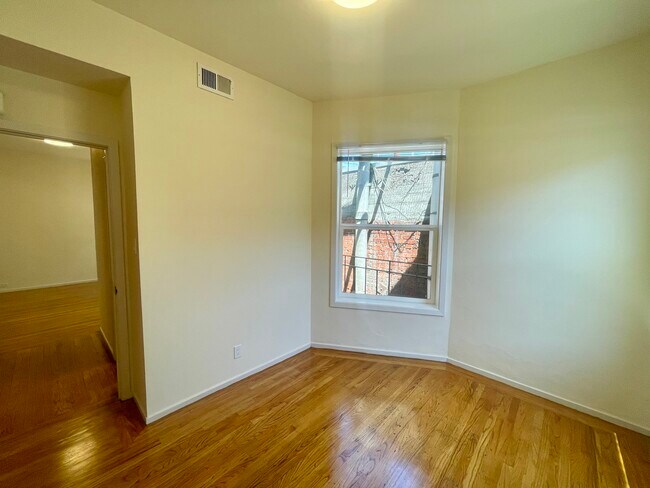 Building Photo - CHINATOWN - 2 Bedroom/ 1 Bathroom Apartmen...