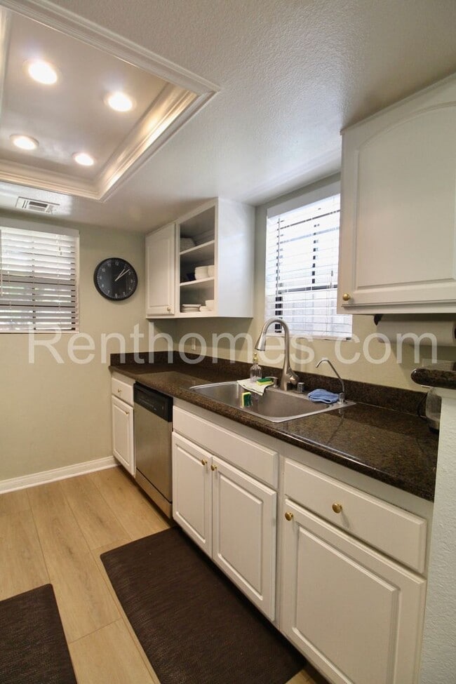 Building Photo - 12051 Alta Carmel Ct