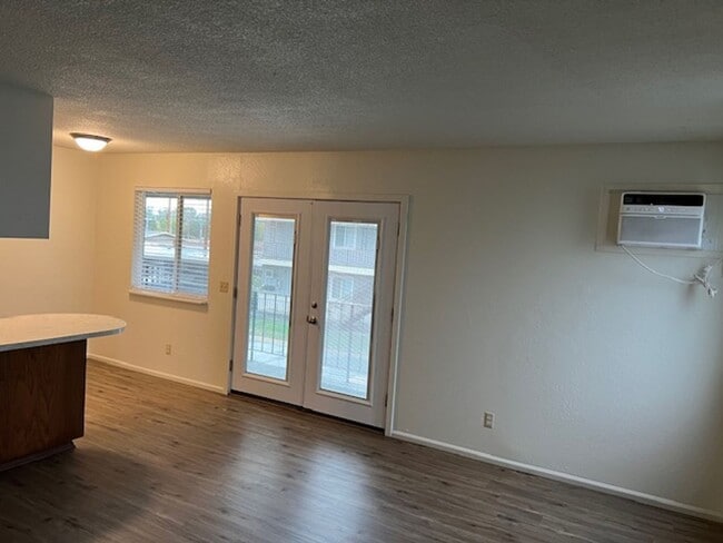 Building Photo - 624 Berrydale Ave