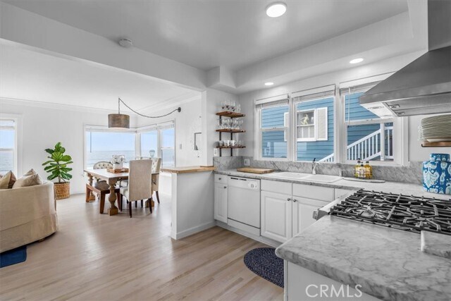 Building Photo - 2000 The Strand