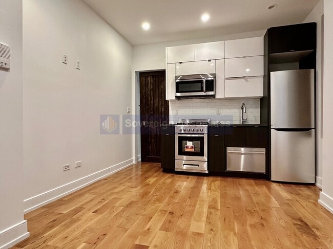 Building Photo - 95 E 7th St