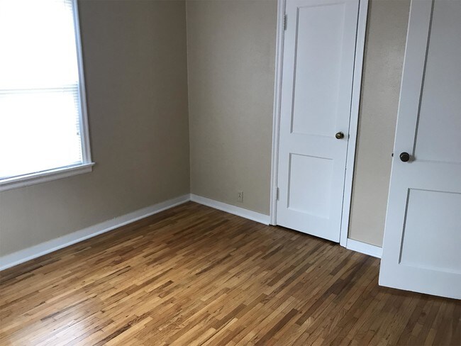 Building Photo - 406 Oakwood Dr