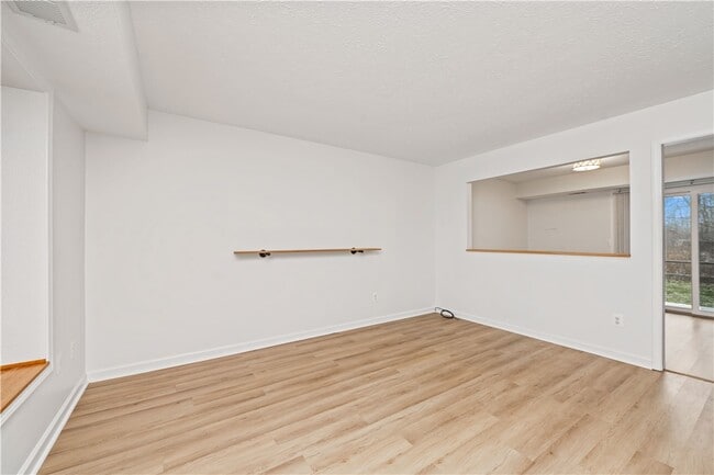 Building Photo - 154 Norwich Dr