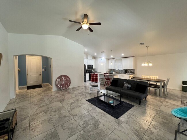 Building Photo - POOL & SPA HOME IN THE FOOTHILLS!