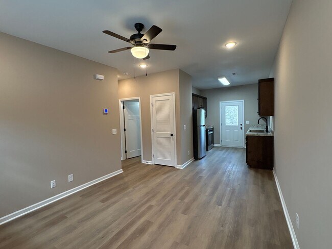 Foto del edificio - 404 Cedar Ln