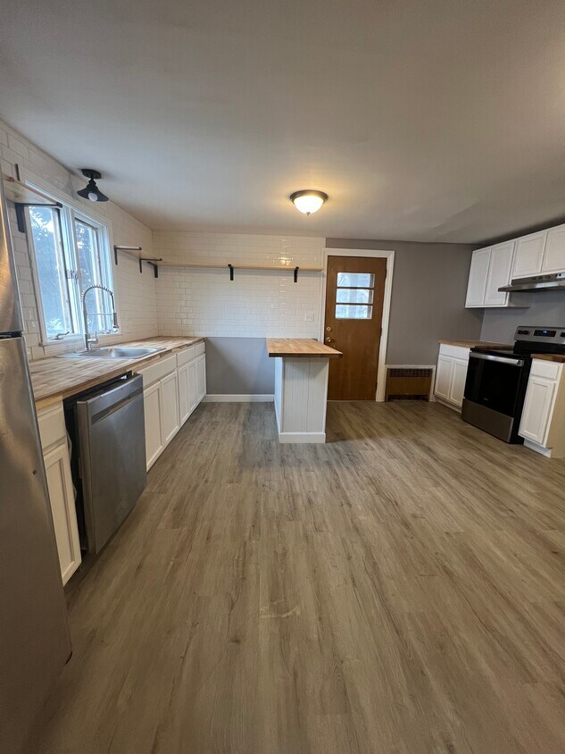 26 Saint Johns St, Middletown, CT 06457 Townhouse for Rent in