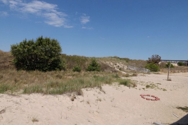 Building Photo - 1728 E Ocean View Ave 3