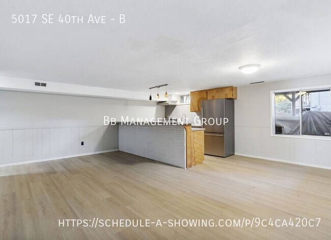 Building Photo - SE Portland/Woodstock/Reed Daylight Baseme...