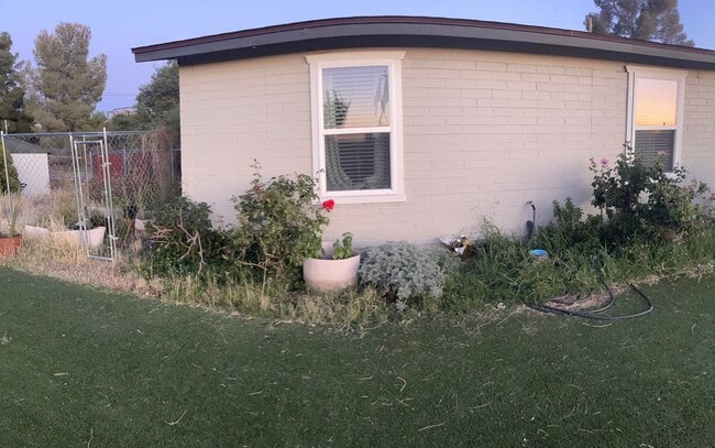 Building Photo - 855 W La Osa St