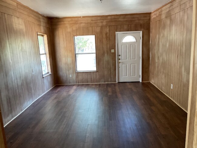 Foto del edificio - 1917 Mitchell Ave