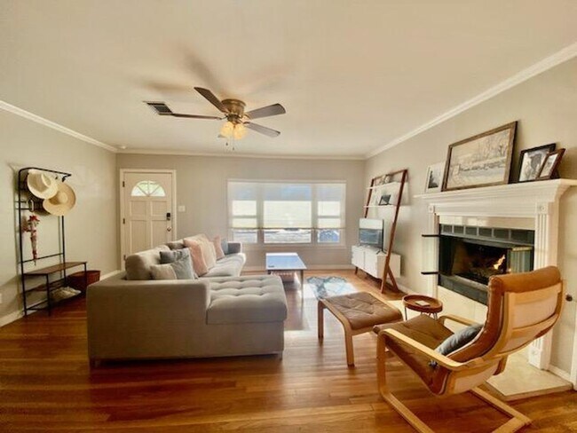 Building Photo - Unique 3 bedroom, 1 bathroom home in Crest...
