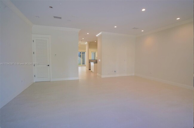 Building Photo - 530 Valencia Ave