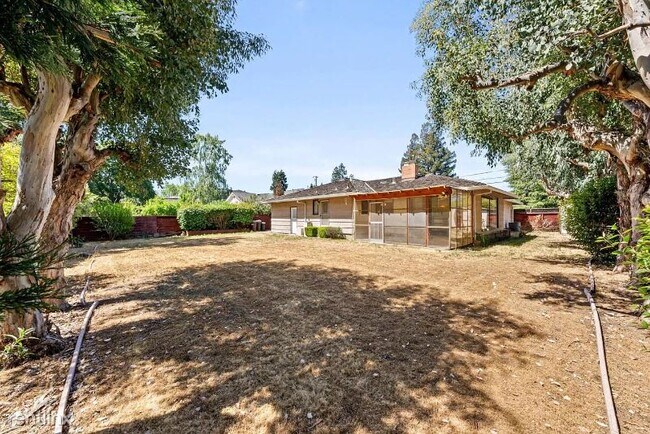 Foto del edificio - 5 br, 2 bath House - 1049 golden ave