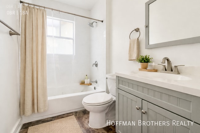 Building Photo - 858 N La Fayette Park Pl