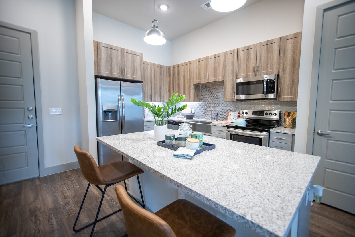 Eighteen 51 Brinker - Eighteen 51 Brinker