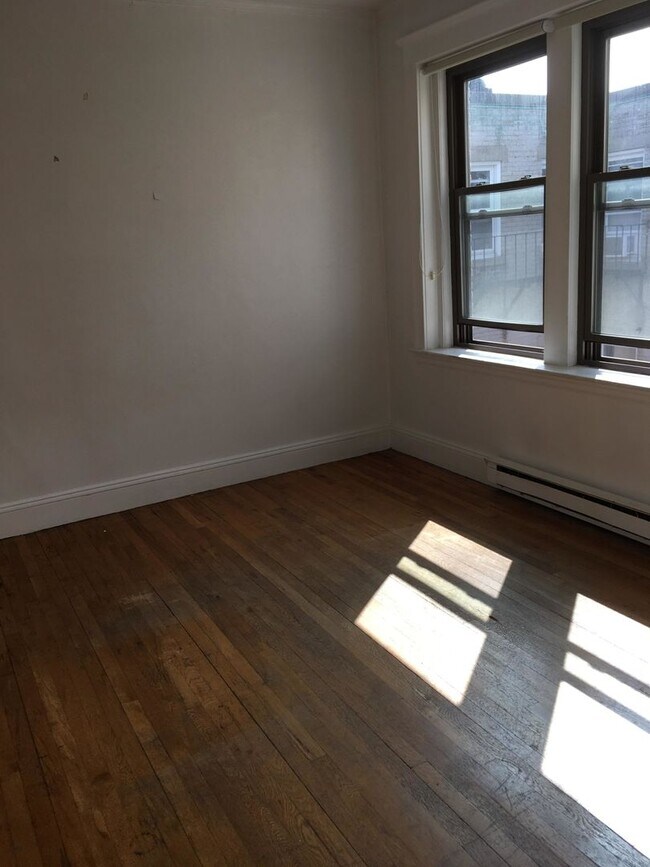 Building Photo - 2BR 1Bth unit. Great location!