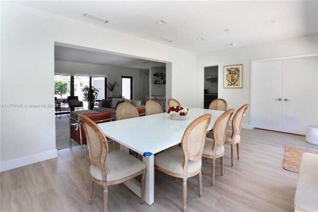 Foto del edificio - 875 W 47th St