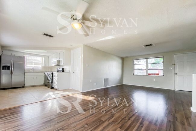 Building Photo - Enjoy one-level living in this 2 bedroom, ...