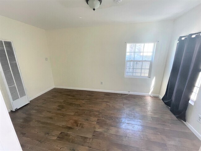 Building Photo - 10505 S San Pedro St