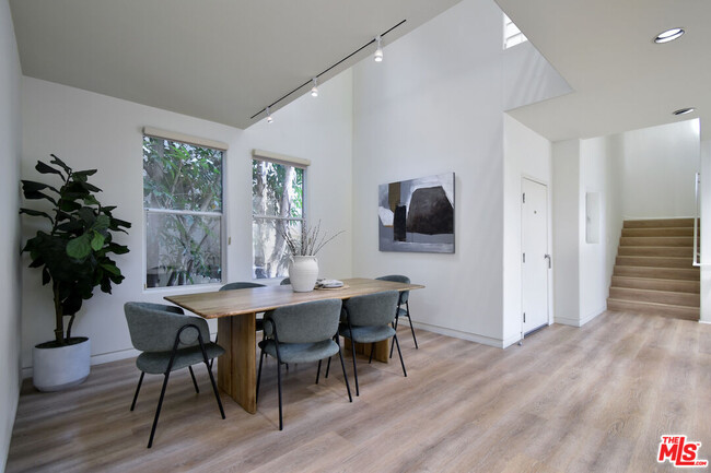 Building Photo - 1701 N Beverly Dr