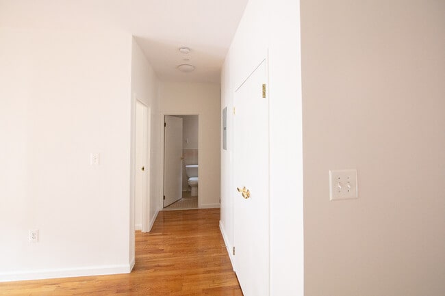 Building Photo - 528 Bainbridge St