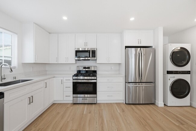 Building Photo - 520 Poinsettia Ave