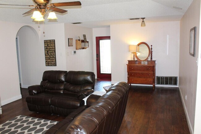 Foto del edificio - Available JULY 1st! Beautiful clean open concept home!