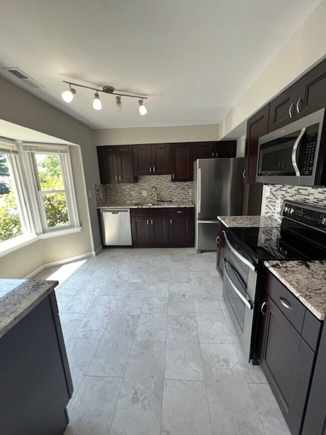 Foto del edificio - RENOVATED 3 BEDROOM TOWNHOUSE IN QUAIL VALLEY