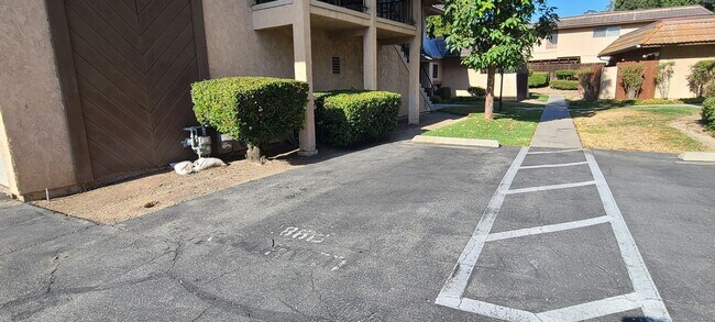 Building Photo - 2 Bedrooms + 1.5 Bath + 1 car Garage - Ava...